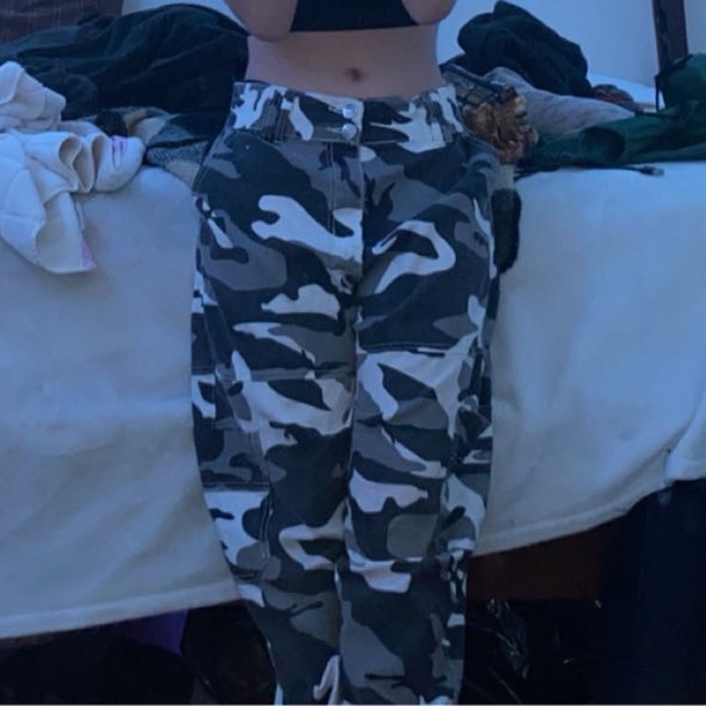 not sure on the brand, color is black and white, size medium